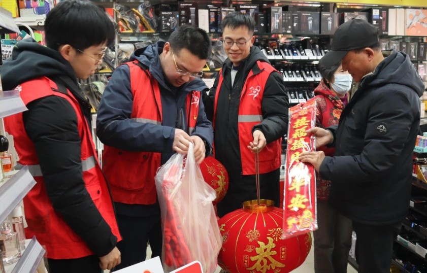 Voluntarios acompa?an a personas mayores que viven solas en un viaje de compras por el Festival de Primavera en la comunidad de Xiapu, Ningbo, provincia de Zhejiang, 27 de enero del 2025. (Foto: Ye Zhengwei)
