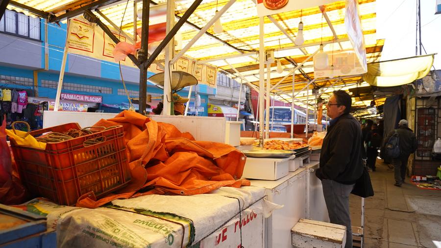 Imagen del 13 de junio de 2025 de puestos de venta de pollo semi vacíos en un mercado, en la ciudad de La Paz, Bolivia. (Xinhua/Javier Mamani)