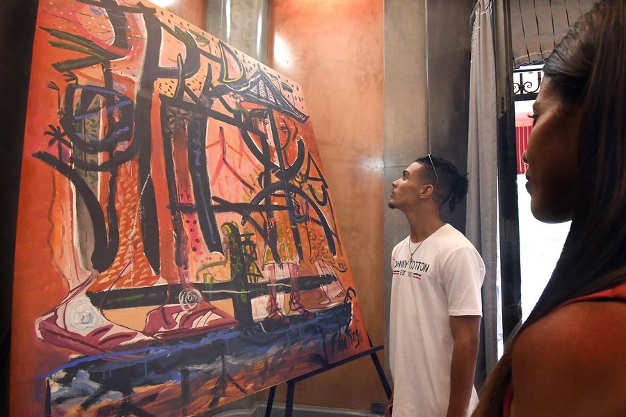 Imagen del 28 de junio de 2022 de personas observando una obra de la descendiente china y artista de la plástica cubana, Flora Fong, durante una celebración por el 175o aniversario de la presencia china en Cuba, en la Casa de la Amistad, en La Habana, capital de Cuba. (Xinhua/Joaquín Hernández)