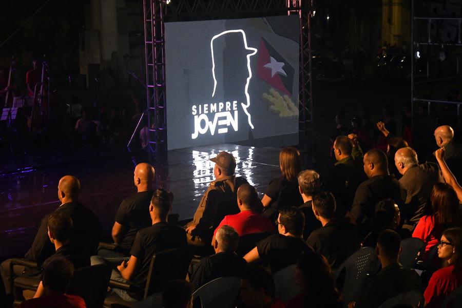 Imagen del 25 de noviembre de 2024 de personas participando en una velada político-cultural para rendir homenaje al expresidente cubano Fidel Castro en La Habana, capital de Cuba. (Xinhua/Joaquín Hernández)