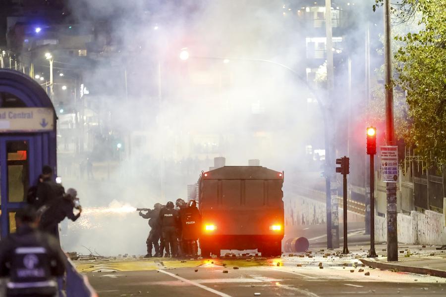 Un policía dispara gases lacrimógenos en un enfrentamiento con manifestantes durante una protesta en el marco del paro nacional, en Quito, capital de Ecuador, el 15 de octubre de 2025. (Xinhua/Ricardo Landeta)