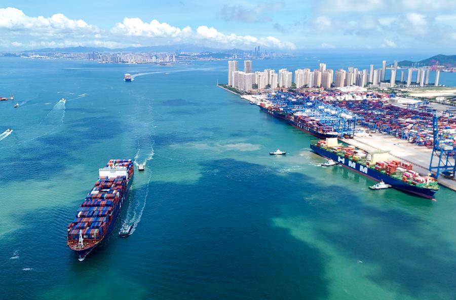 Vista aérea tomada con un dron el 8 de julio de 2025 de barcos contenedores entrando al Puerto de Qingdao, en Qingdao, en la provincia de Shandong, en el este de China. (Xinhua/Zhang Jingang) 