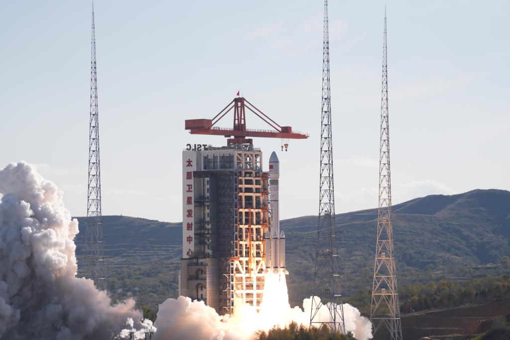 Un cohete portador Gran Marcha-6 modificado transportando un nuevo grupo de satélites despega desde el Centro de Lanzamiento de Satélites de Taiyuan, en la provincia de Shanxi, en el norte de China, el 17 de octubre de 2025. El grupo, que constituirá la Constelación Spacesail, una red comercial china de satélites de órbita baja, fue lanzado a las 15:08 (hora de Beijing) y entró con éxito en su órbita preestablecida. (Xinhua/Wang Yapeng)