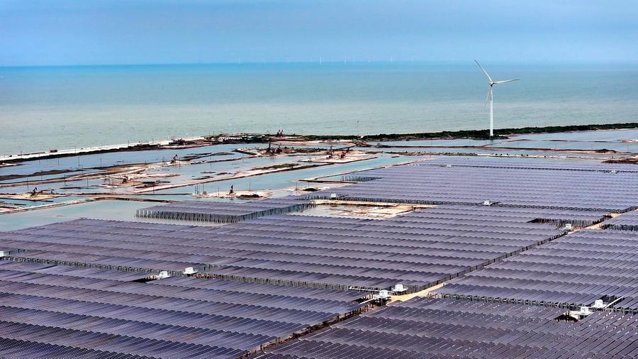 Vista aérea fotografiada con un dron mostrando un proyecto de demostración para la integración de energía fotovoltaica y almacenamiento de energía en la ciudad de Dongying, provincia de Shandong, en el este de China, el 8 de agosto de 2025. (Xinhua/Guo Xulei).