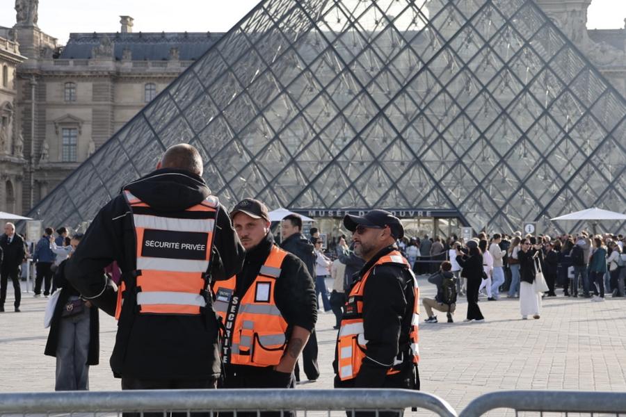 Personal de seguridad patrullan en las afueras del Museo del Louvre, en París, Francia, el 22 de octubre de 2025.  (Xinhua/Zhang Baihui) 