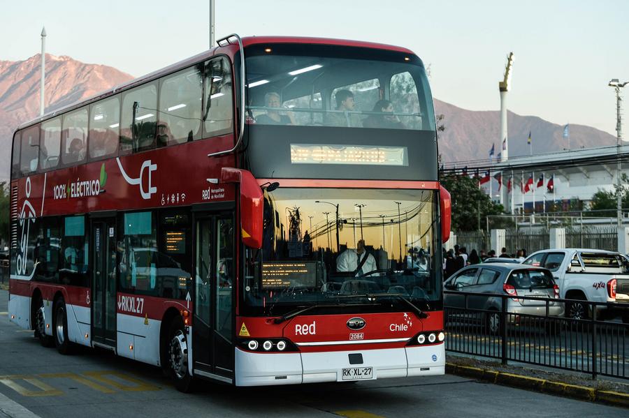 Imagen del 15 de octubre de 2025 de un autobús eléctrico de dos pisos de origen chino trasladando aficionados, en Santiago, capital de Chile. (Xinhua/Jorge Villegas)
