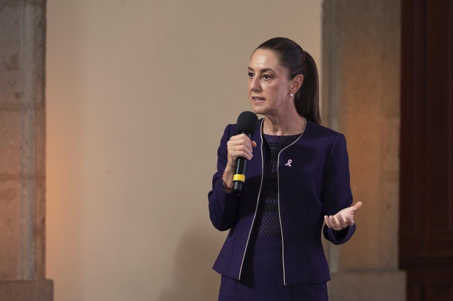 Imagen de la presidenta mexicana, Claudia Sheinbaum, hablando durante su conferencia de prensa matutina, en el Palacio Nacional, en la Ciudad de México, capital de México, el 21 de octubre de 2025. (Xinhua/Presidencia de México)