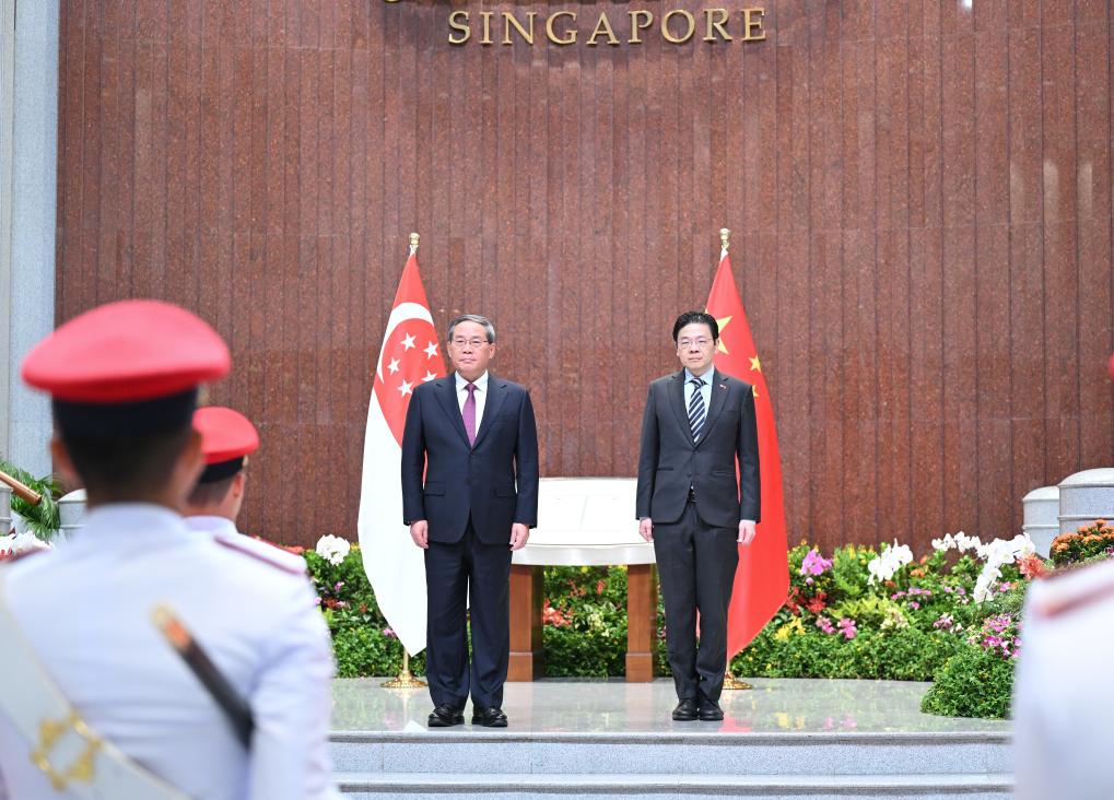 El primer ministro de Singapur, Lawrence Wong, celebra una ceremonia de bienvenida para el primer ministro chino, Li Qiang, previo a sus conversaciones, en Singapur, el 25 de octubre de 2025. Li sostuvo conversaciones con Wong aquí el sábado. (Xinhua/Li Xiang)
