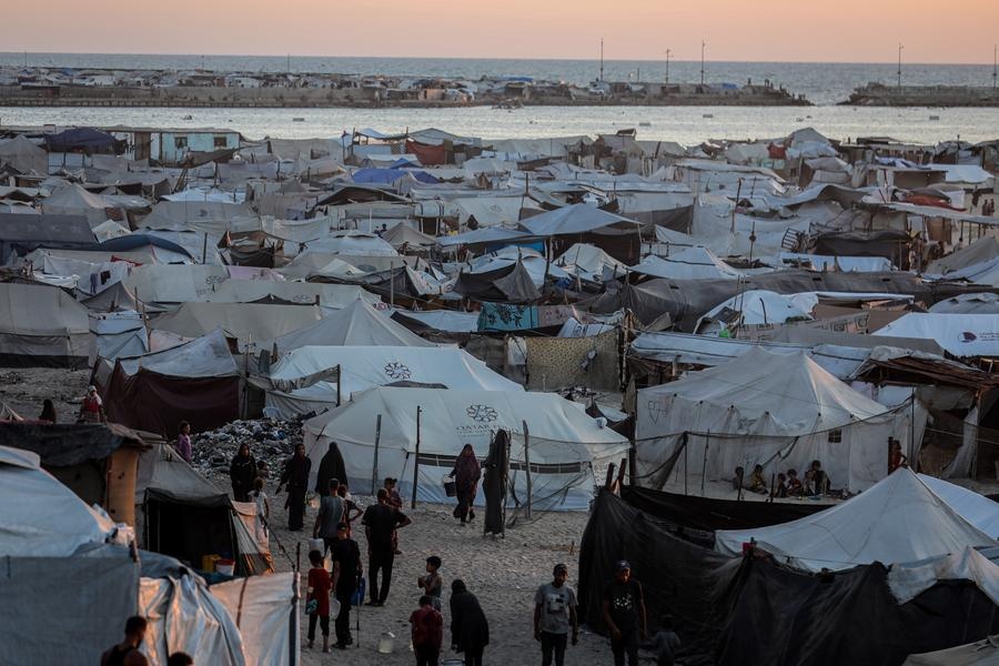 Imagen del 18 de agosto de 2025 de palestinos desplazados vistos entre tiendas de campa?a improvisadas cerca de la playa en el oeste de la Ciudad de Gaza. (Xinhua/Rizek Abdeljawad) 