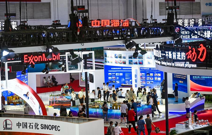 Personas visitan el área de Cadena de Energía Limpia de la tercera Exposición Internacional de la Cadena de Suministro de China, en Beijing, la capital china, el 19 de julio de 2025. (Xinhua/Chen Shuo)