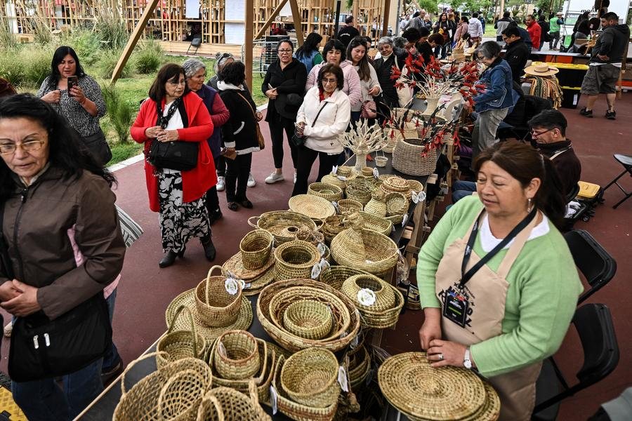 Imagen del 23 de octubre de 2025 de mujeres asistiendo a la inauguración de la 25 versión de la Expo Mundo Rural 2025, en Santiago, capital de Chile. (Xinhua/Jorge Villegas)