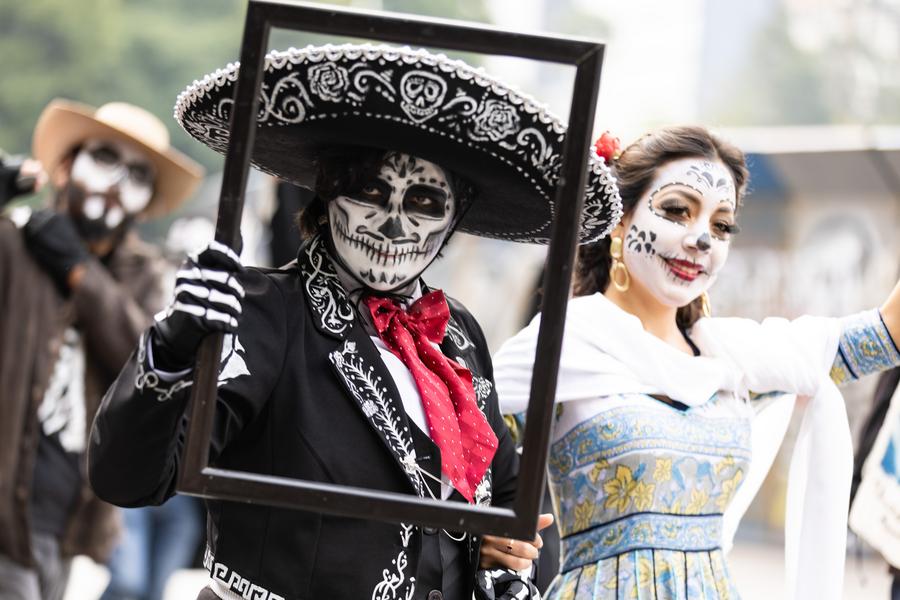 Imagen del 2 de noviembre de 2024 de personas portando disfraces y maquillaje facial mientras participan en el Desfile del Día de Muertos, en el centro de la Ciudad de México, capital de México. (Xinhua/Li Mengxin) 