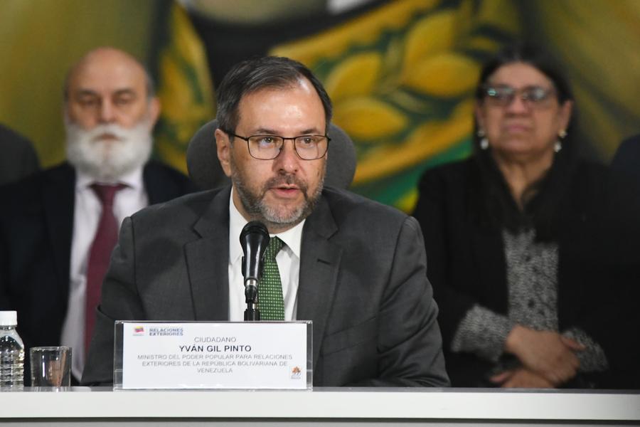 Imagen del canciller venezolano, Yván Gil (frente), hablando durante un encuentro con el cuerpo diplomático internacional acreditado en Caracas, en Caracas, Venezuela, el 12 de agosto de 2025. (Xinhua/Marcos Salgado)