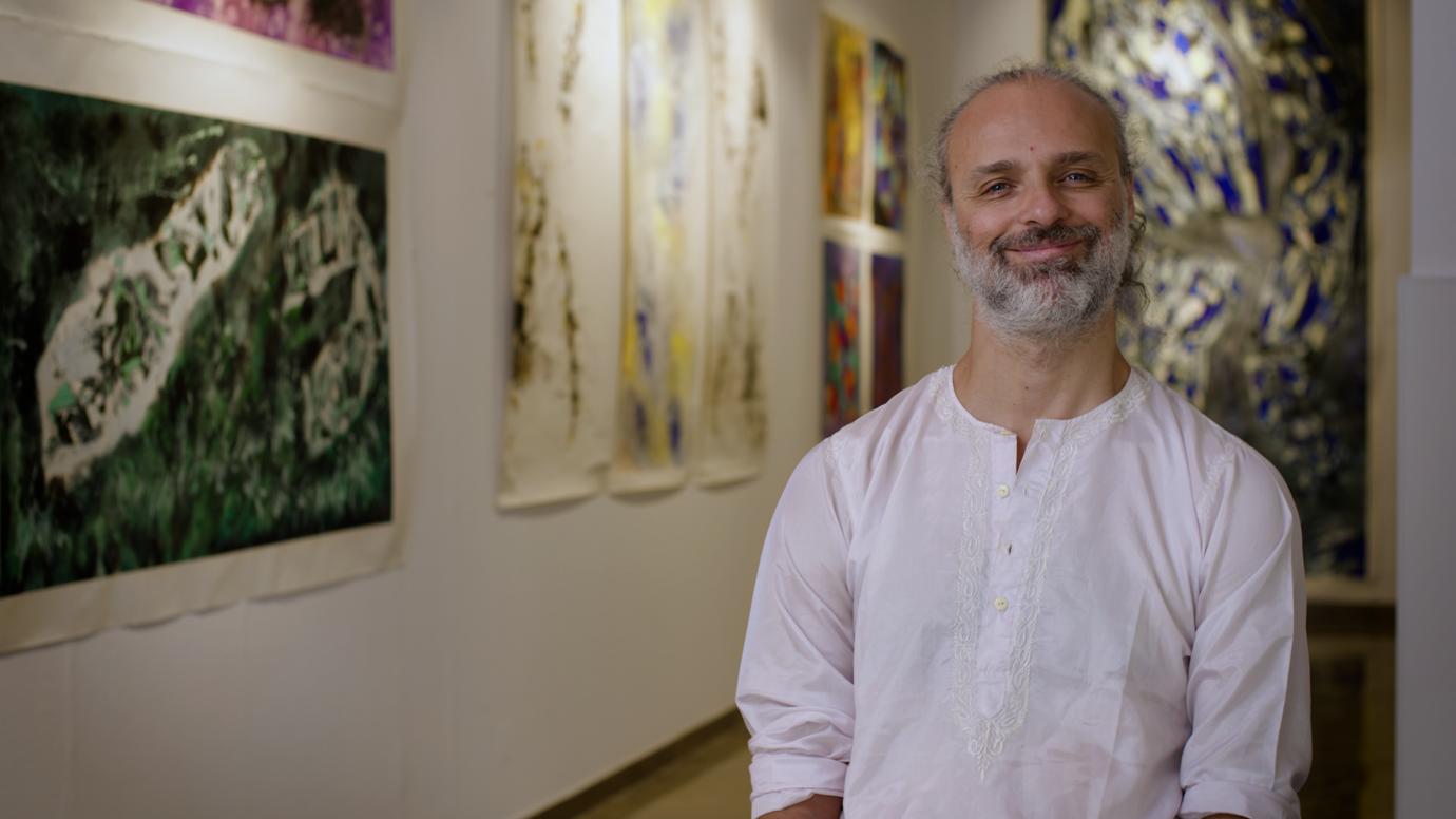 Antonio José Mezcua López: pintor espa?ol que fusiona la estética clásica china con colores vibrantes