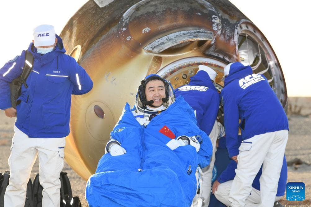 Todos los astronautas de Shenzhou-20 salen de cápsula de retorno