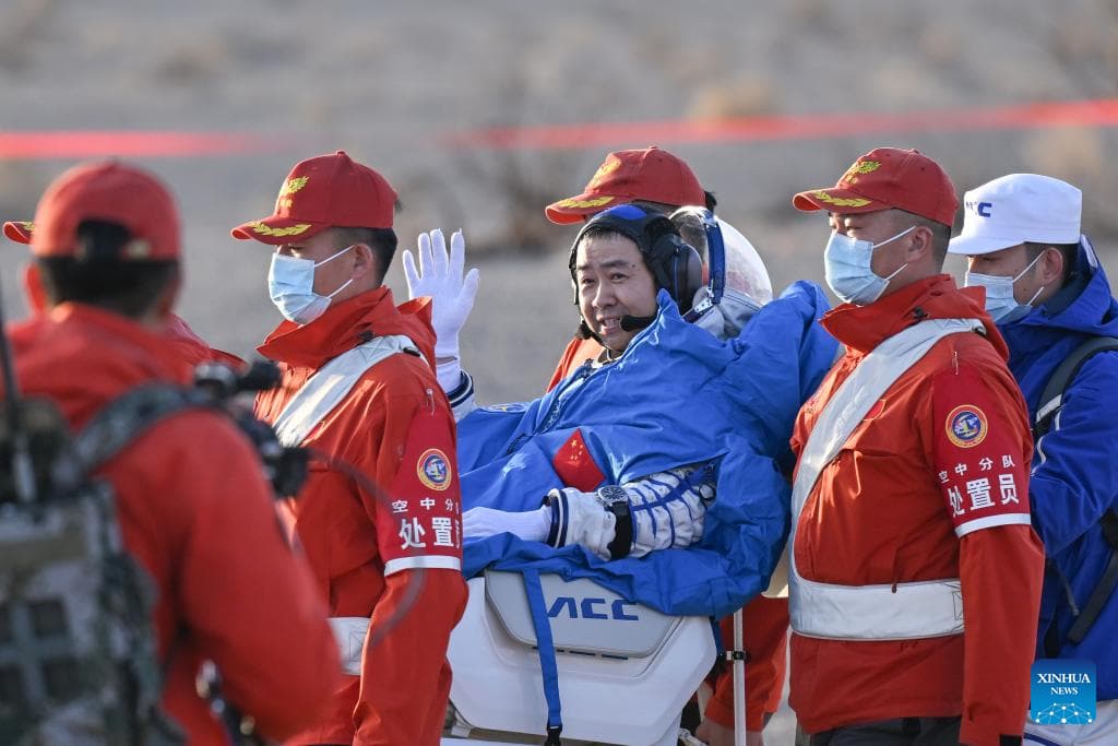 Todos los astronautas de Shenzhou-20 salen de cápsula de retorno